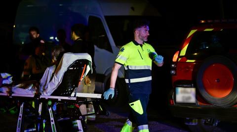 Varios servicios de emergencias trabajan en el exterior de la residencia, en la calle Salvador Allende de Zaragoza.