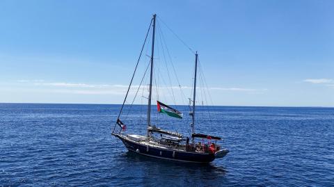 Una vista de dron muestra el barco de ayuda Madleen con destino a Gaza.