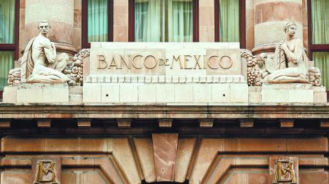 El Banco de México es autónomo y se dedica a controlar la inflación.