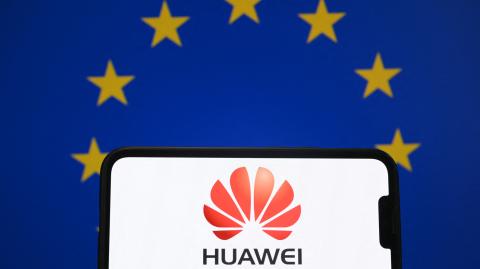 En un comunicado, la fiscalía apuntó que "los alegados casos de sobornos habrían beneficiado a HUAWEI".