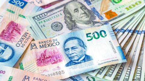 El peso pierde terreno en un momento de cautela, luego de que la OCDE rebajó sus perspectivas de crecimiento para la economía global.
