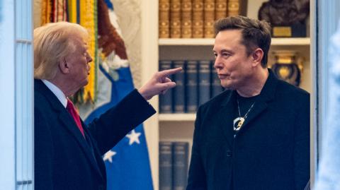 El presidente de EU, Donald TRump, conversando con el empresario Elon Musk.